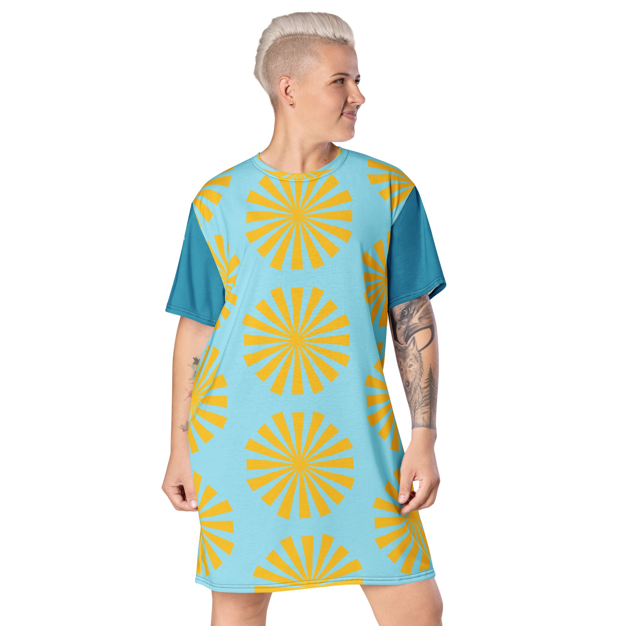 Robe t-shirt bleu turquoise à motif fleurs soleil jaunes, coupe droite, vue de profil.