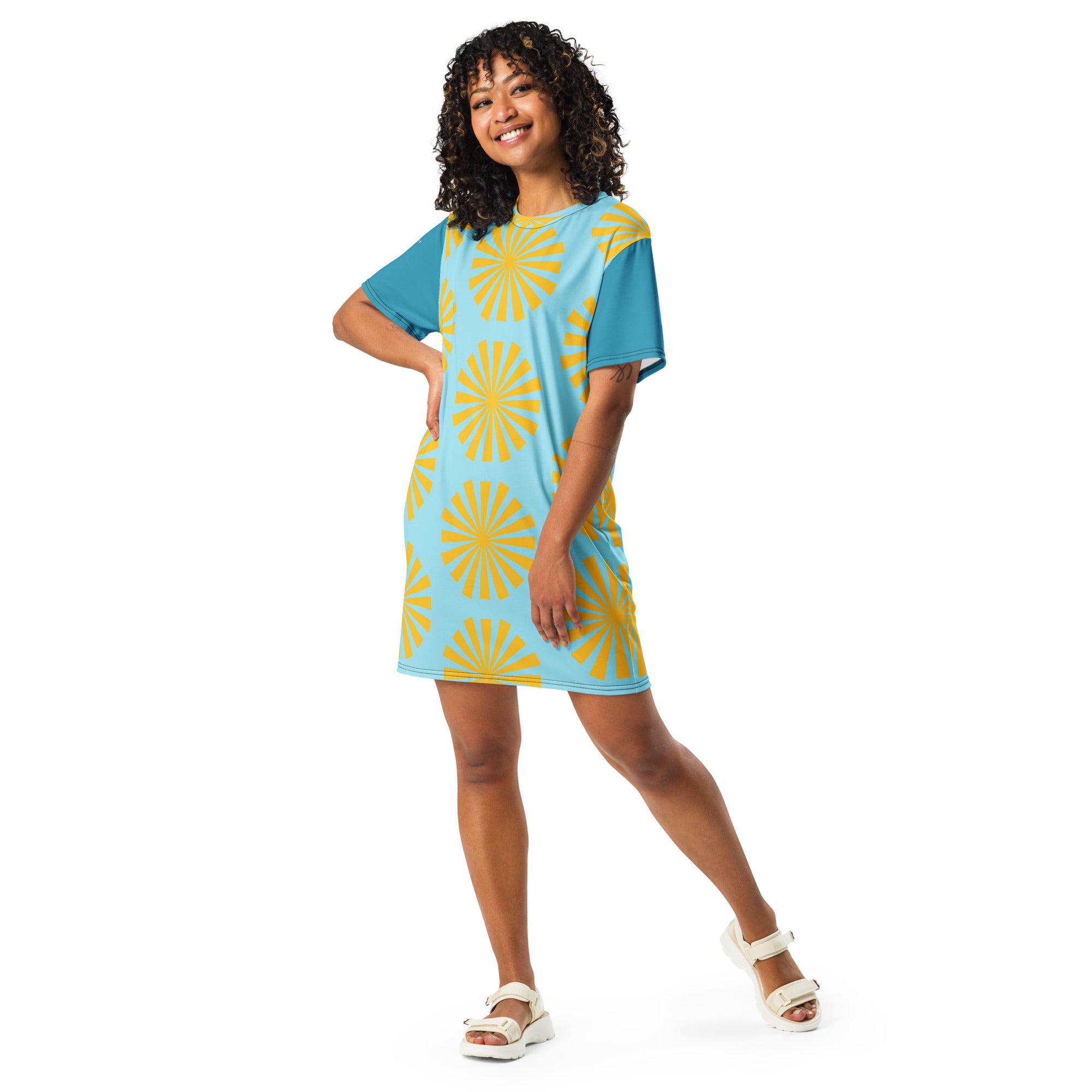Robe t-shirt bleu turquoise à motif fleurs soleil jaunes, vue de face, longueur genou.