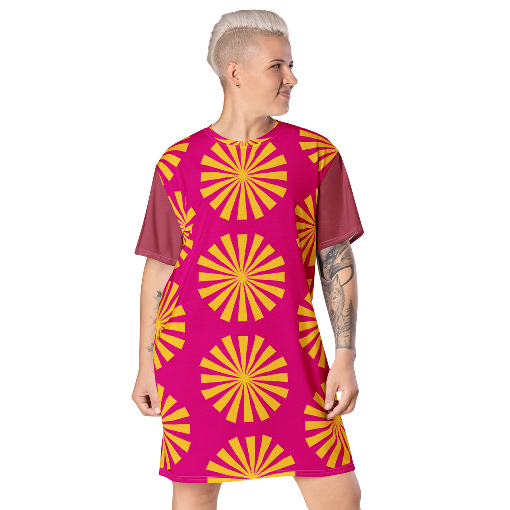 Robe t-shirt magenta à motifs fleurs soleil jaunes, vue trois-quarts