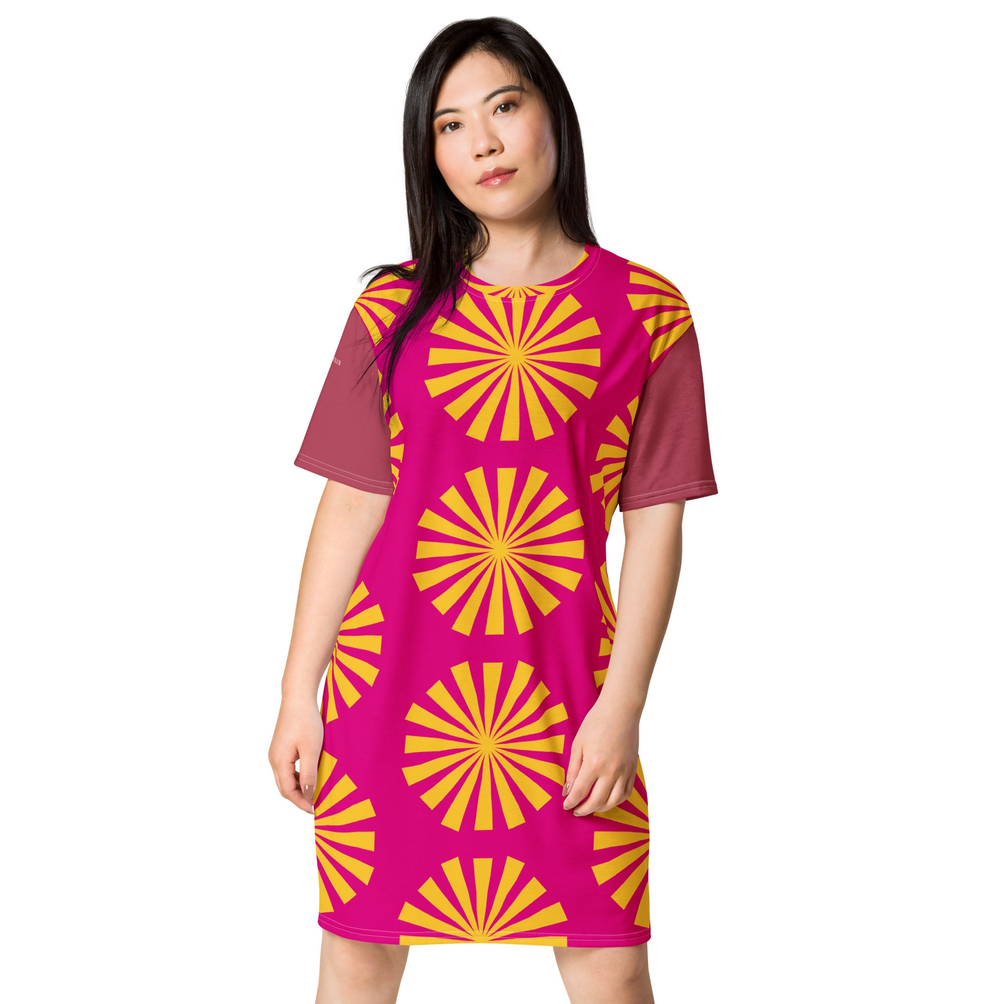 Robe t-shirt violette à motif cercles soleil jaunes, coupe droite, col rond