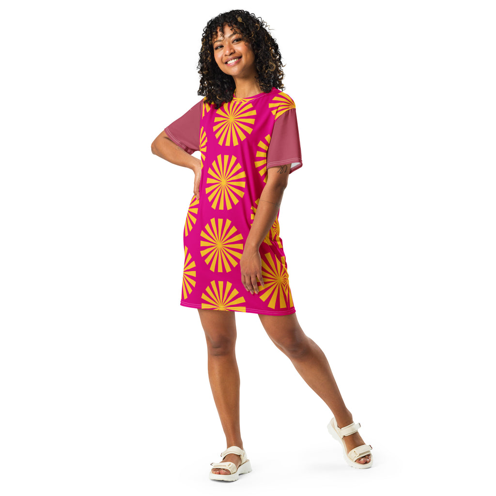 Robe t-shirt violette à manches courtes, motif soleil jaune, encolure ronde