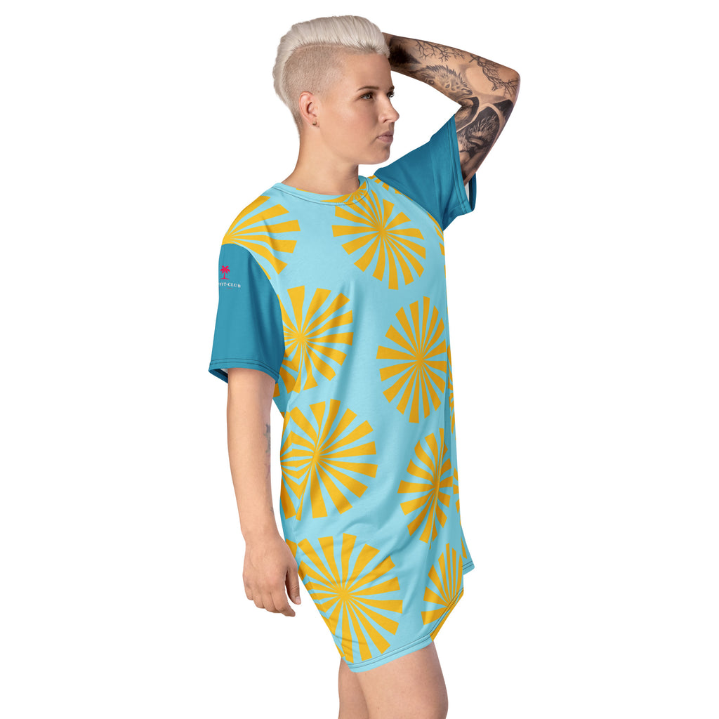 Robe t-shirt bleu turquoise à motif fleurs soleil jaunes, vue de dos partielle, manches courtes.