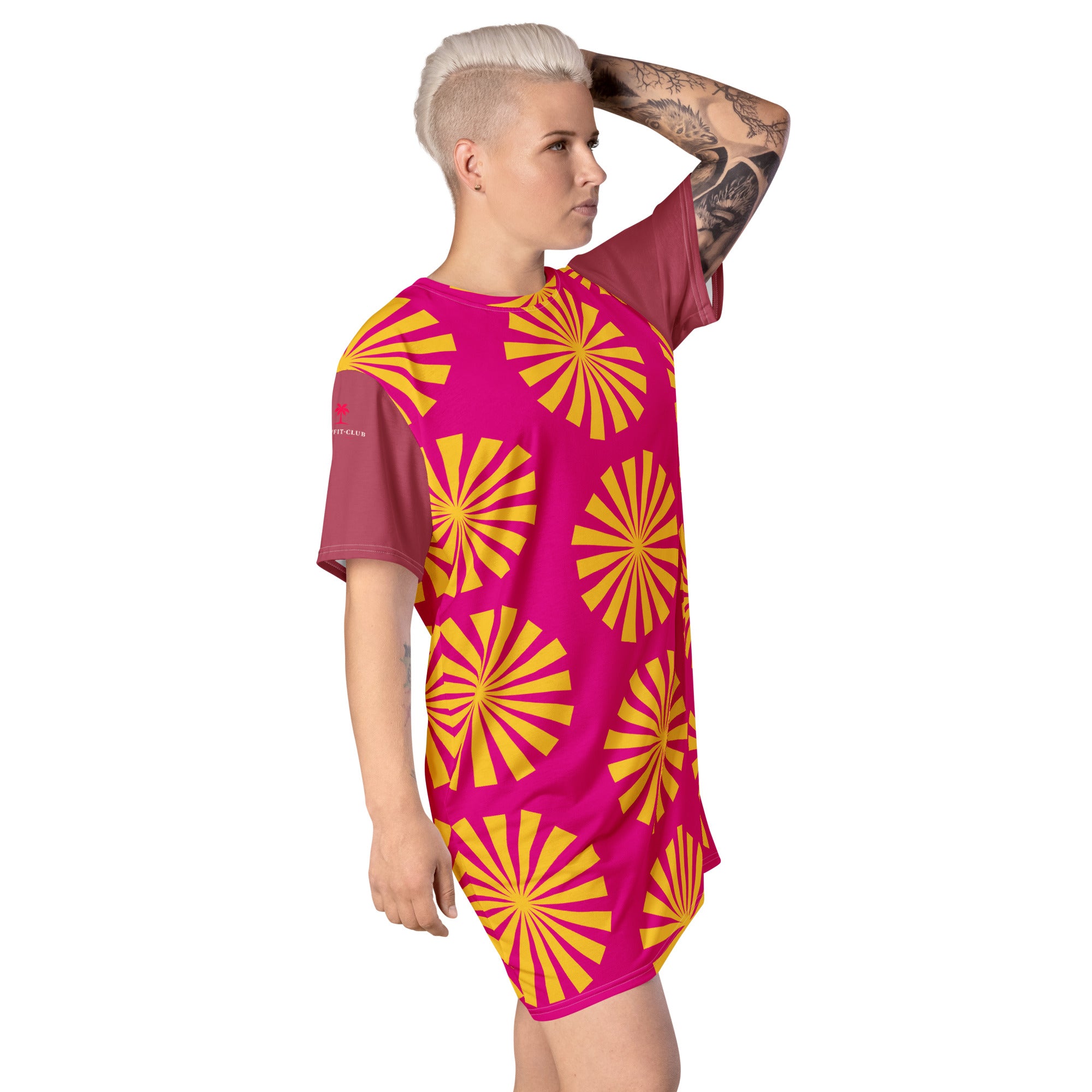 Robe t-shirt magenta à motifs fleurs soleil jaunes, portée de profil, coupe droite