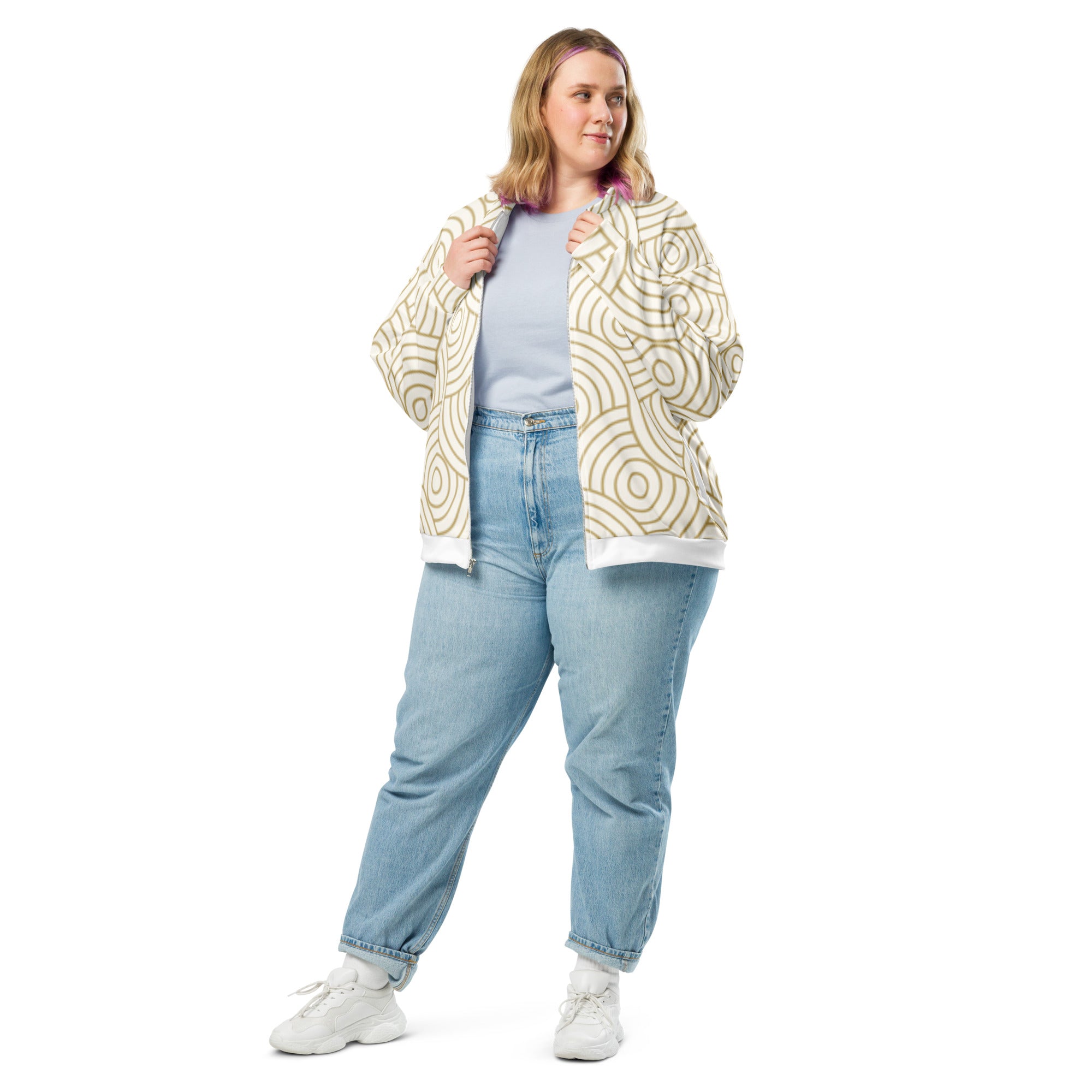 Veste de bombardier motif Art déco, zippée, base droite; portée avec jean et baskets.