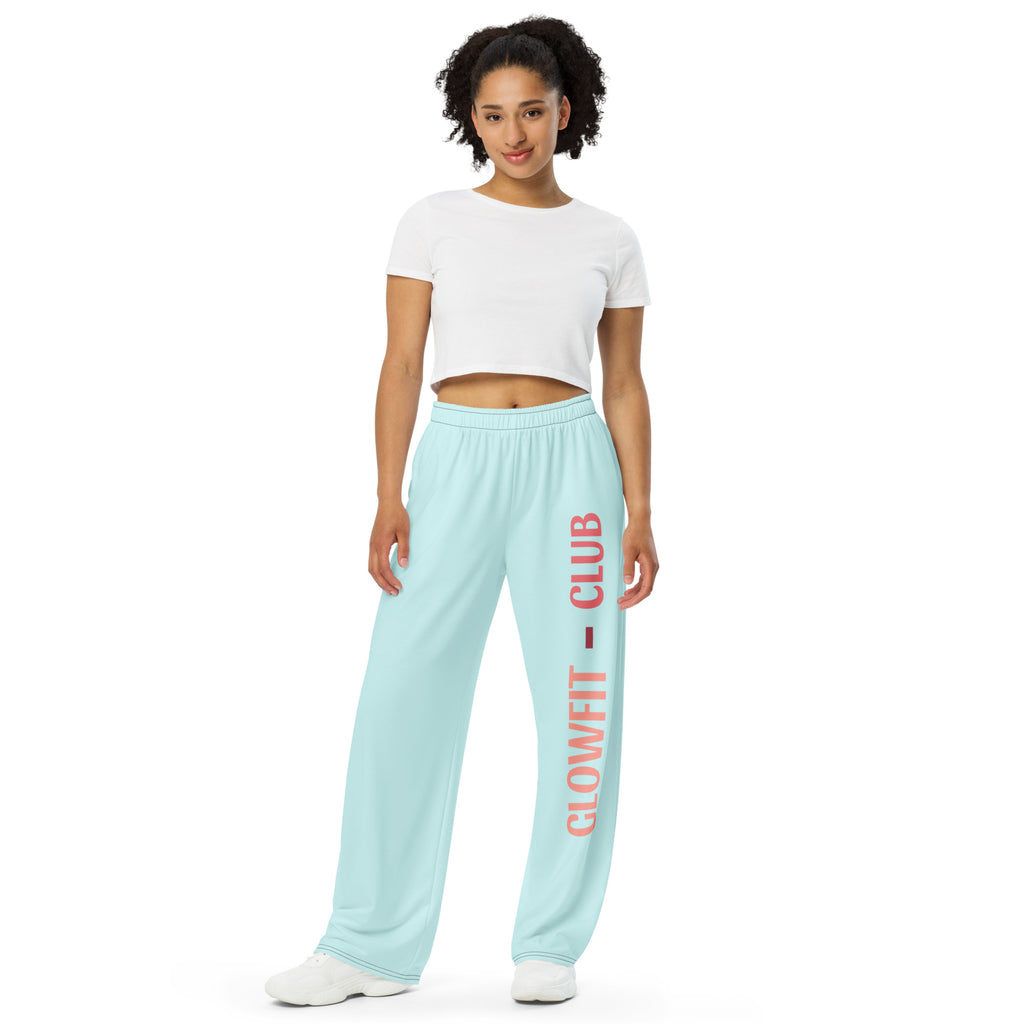 Pantalon large aqua à taille élastique, jambe ample avec inscription GLOWFIT-CLUB sur le côté.