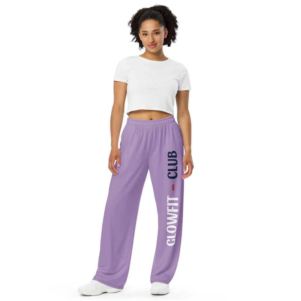 Pantalon large lilas à taille élastique, logo « GLOWFIT – CLUB » sur la jambe.