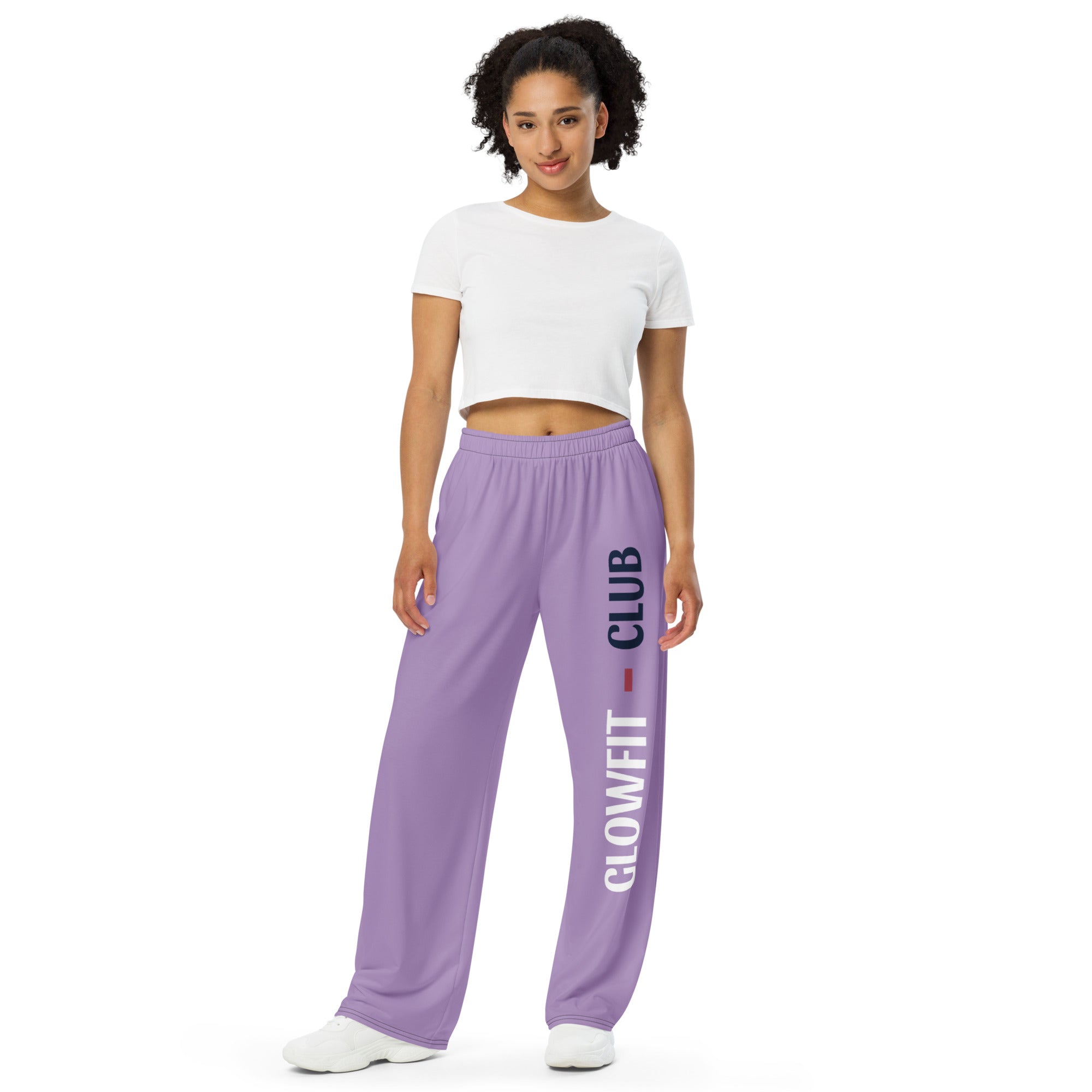 Pantalon large lilas à taille élastique, logo « GLOWFIT – CLUB » sur la jambe.