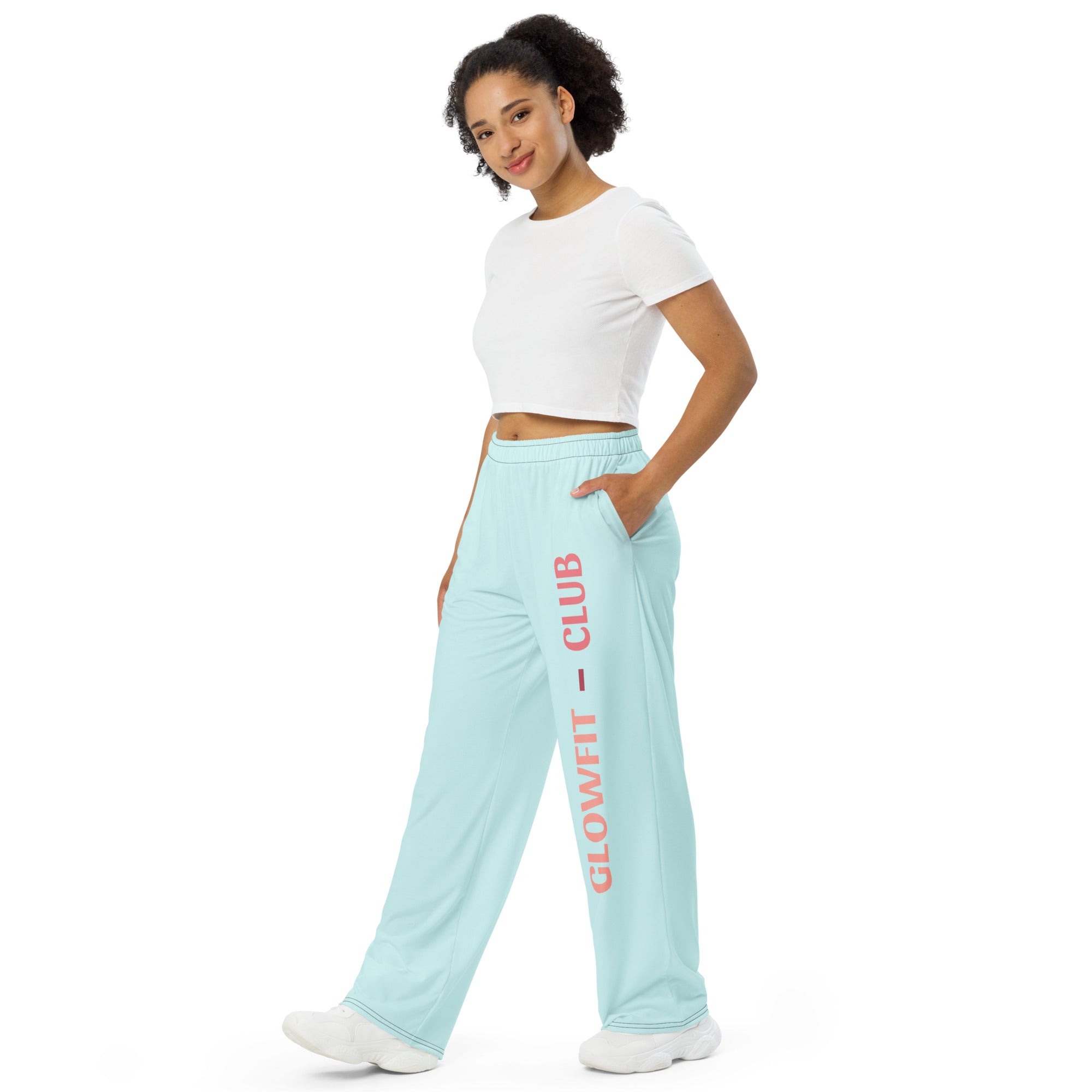 Pantalon large aqua taille élastique, jambe ample, inscription GLOWFIT-CLUB visible sur le côté.