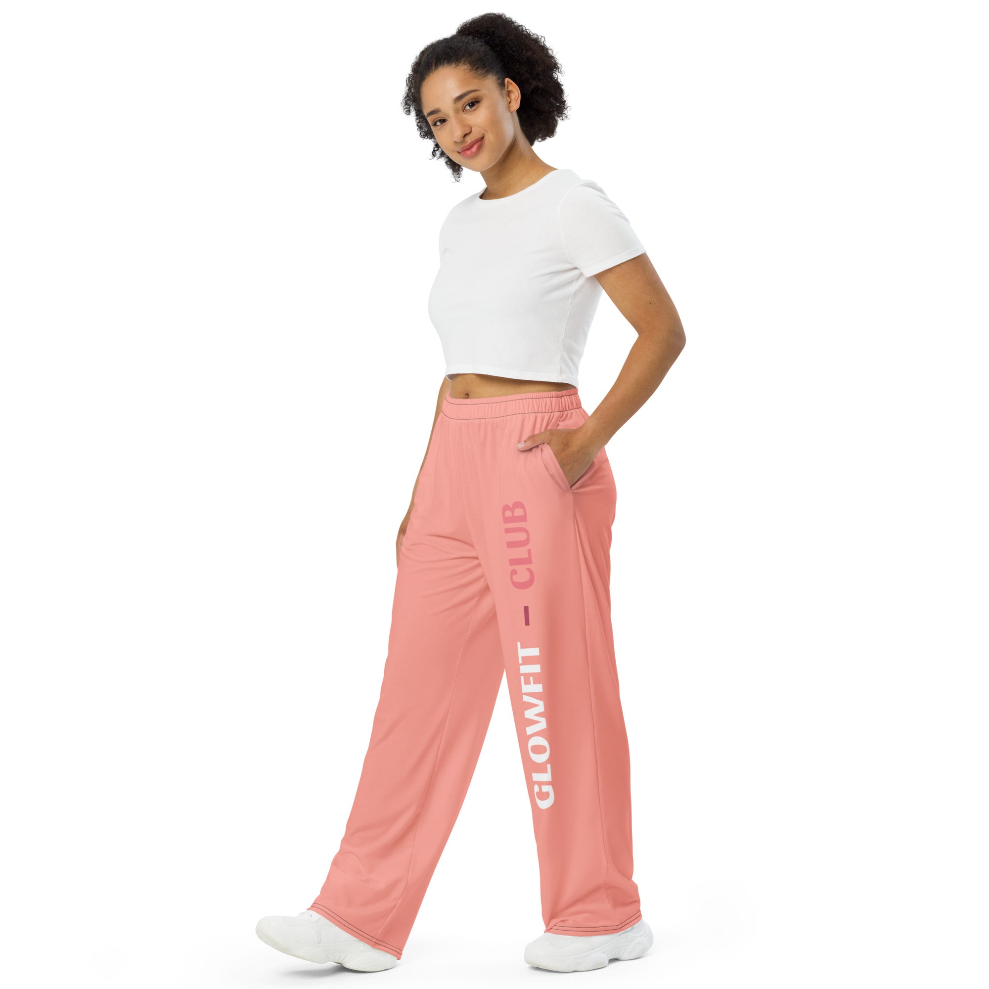 Pantalon large rose, taille élastique, logo GLOWFIT-CLUB au centre de la jambe.