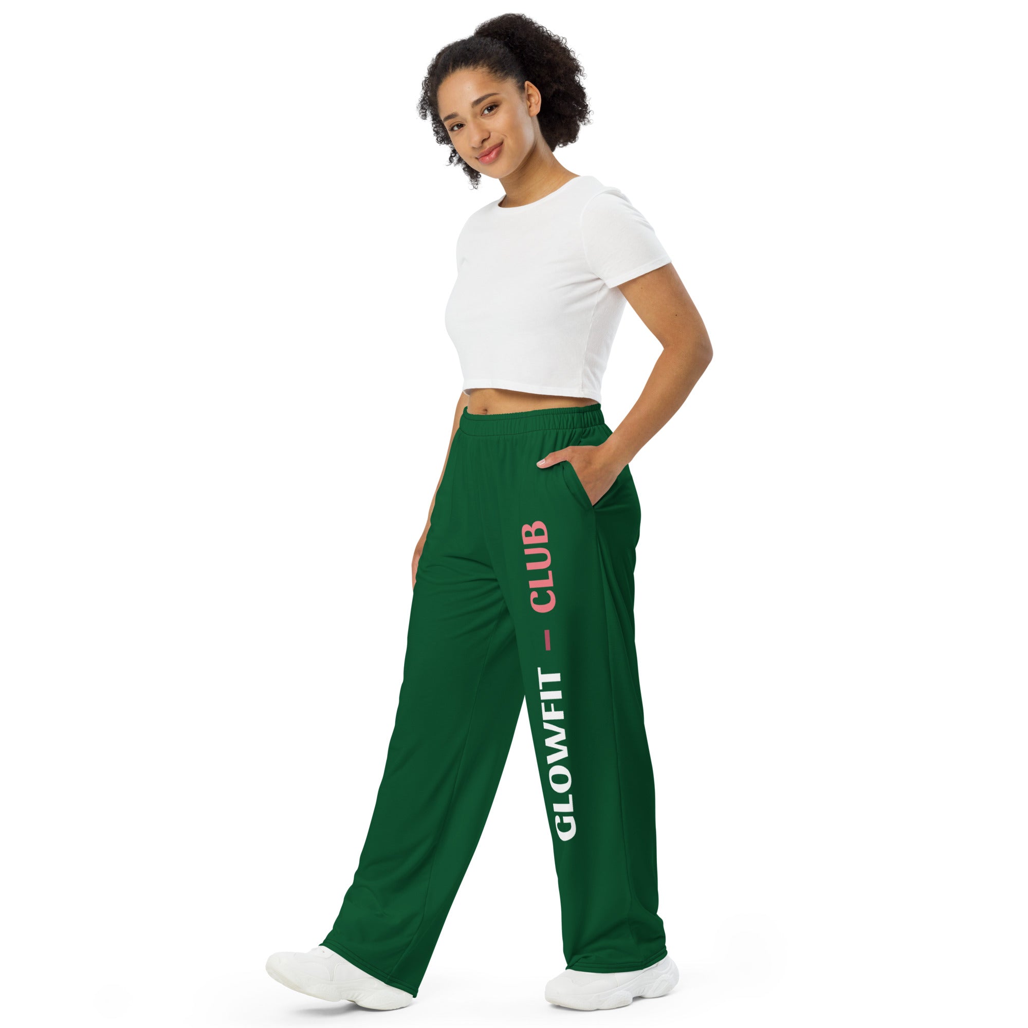 Pantalon ample vert foncé, taille élastique froissée, logo vertical GLOWFIT-CLUB.