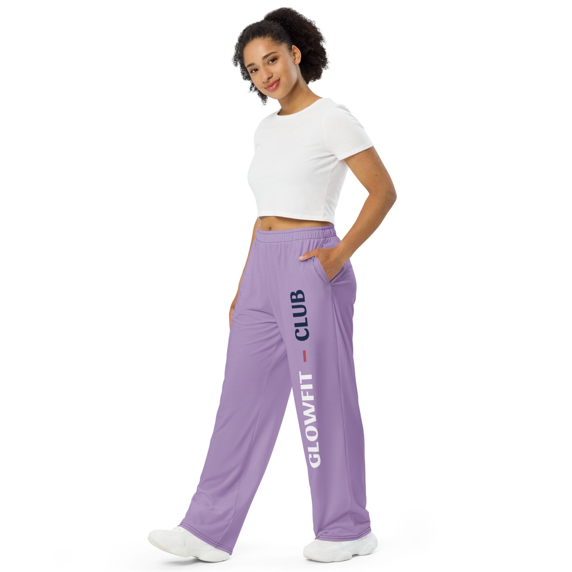 Pantalon large lilas à taille élastique, logo « GLOWFIT – CLUB » sur le côté.