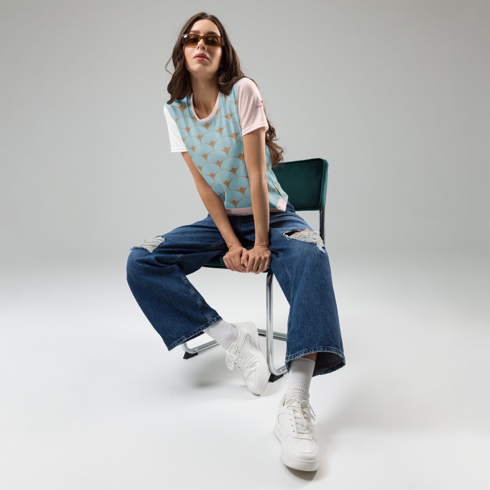 T-shirt femme imprimé éventails bleu ciel, col rond, manches blanches contrastées