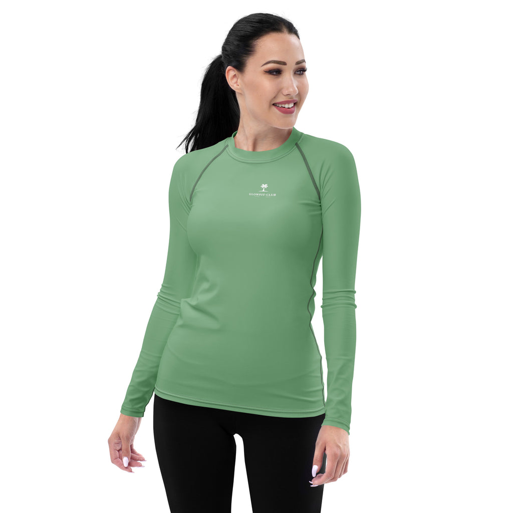 T-shirt de compression vert à manches longues porté, coupe près du corps.