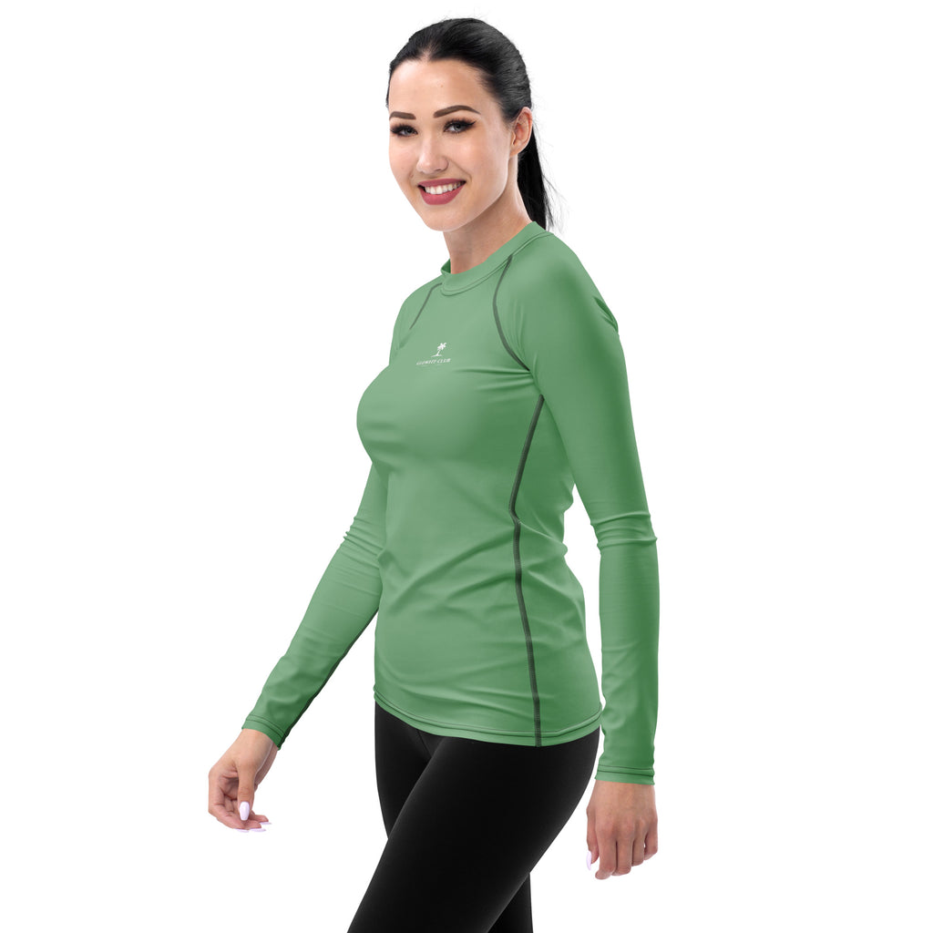 T-shirt de compression vert porté en 3/4, manches longues raglan, logo discret.
