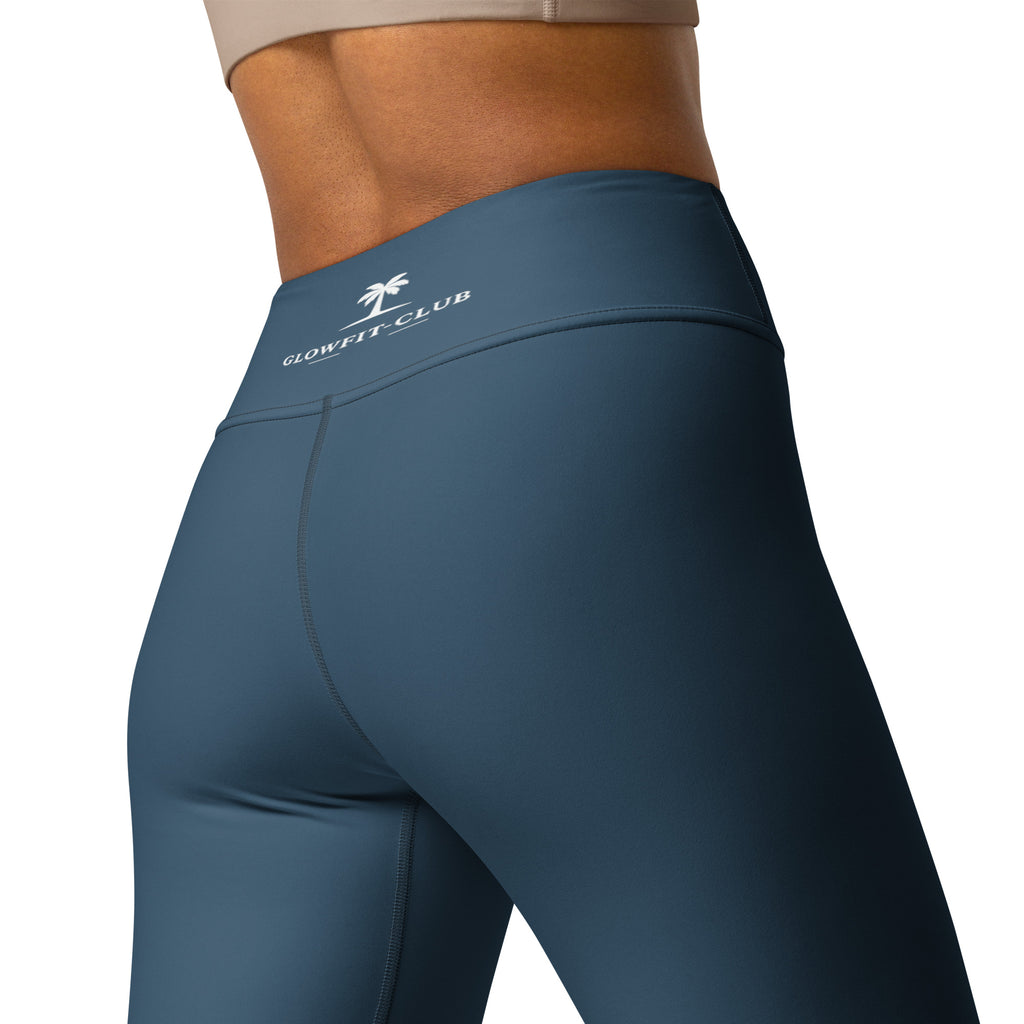 Legging bleu foncé taille haute, logo blanc discret sur la hanche.