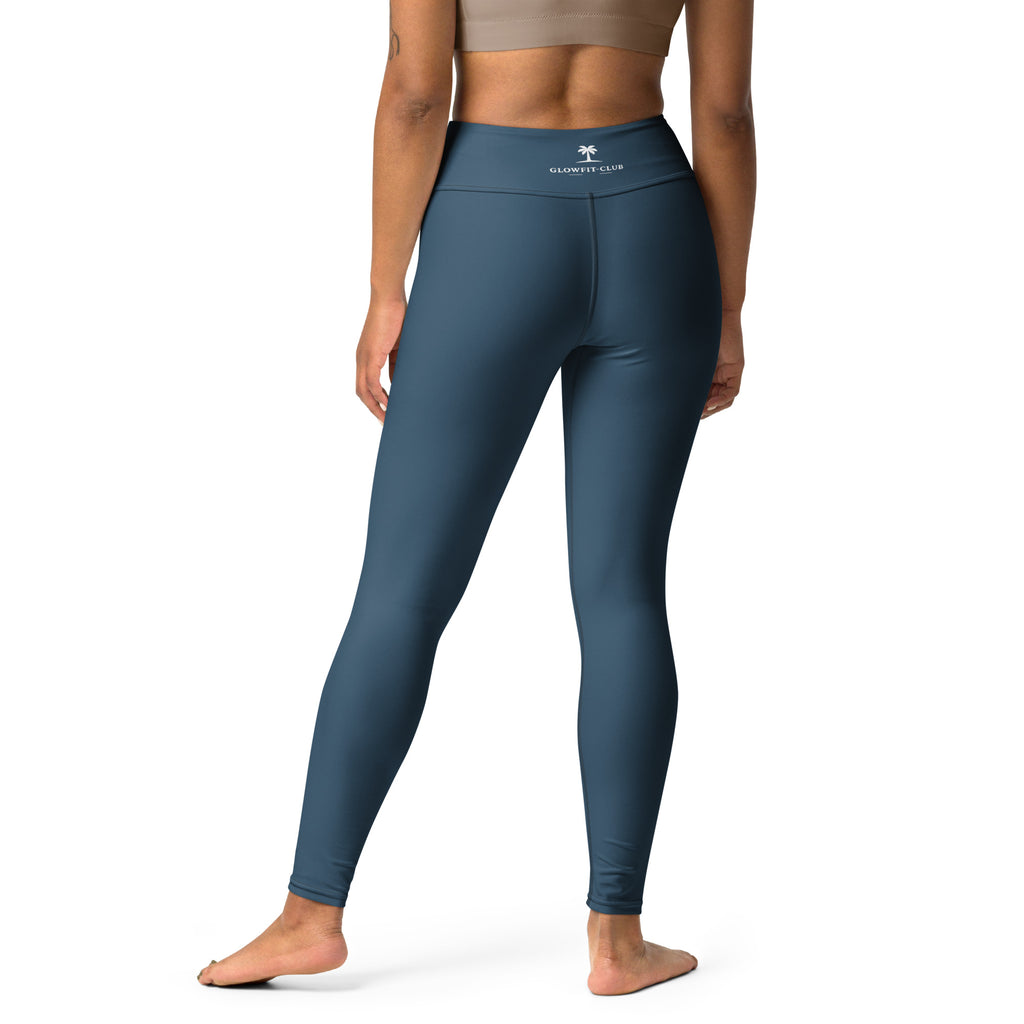 Legging bleu foncé taille haute, surpiqûres et logo blanc sur le côté.