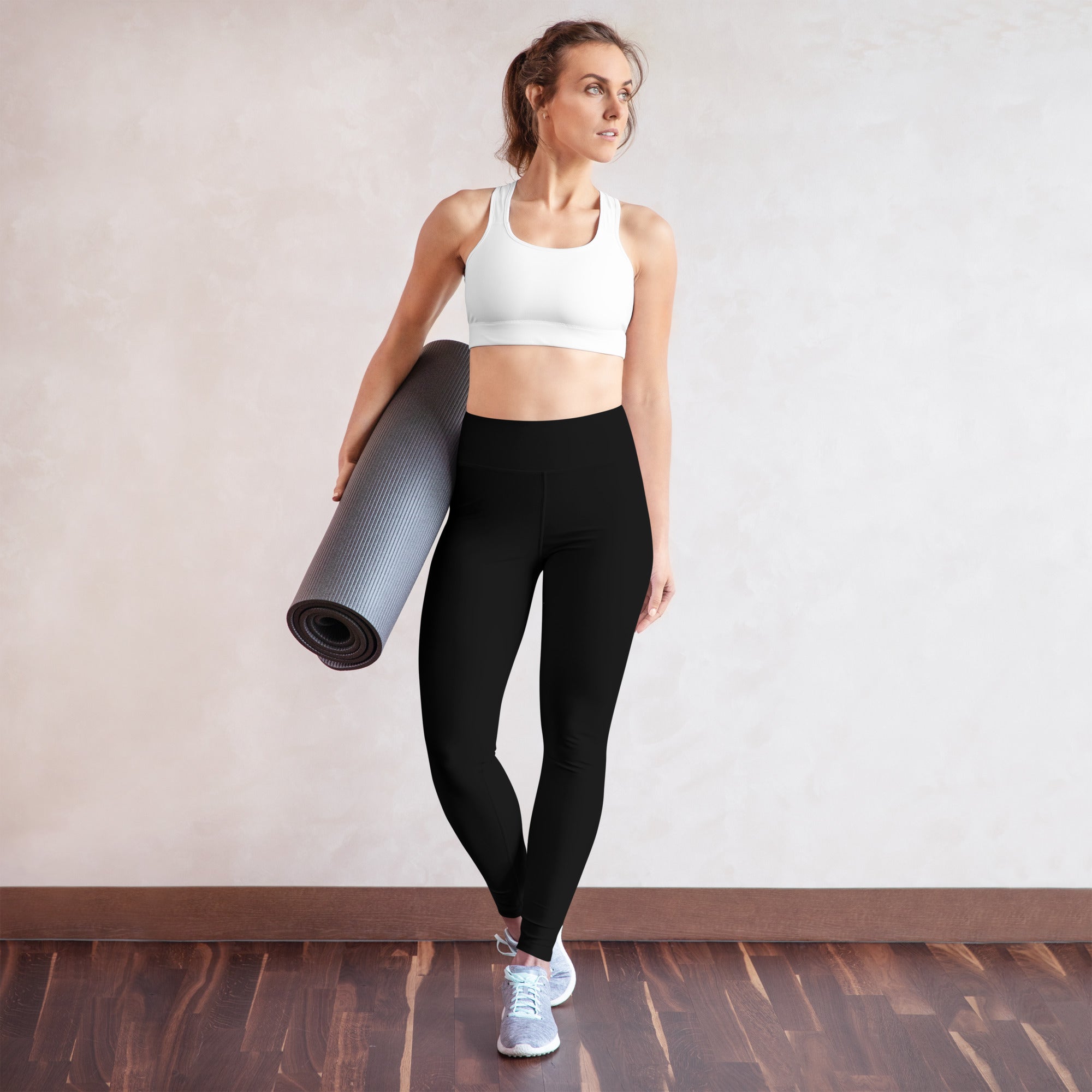Legging noir taille haute, jambe fuselée, longueur aux chevilles.