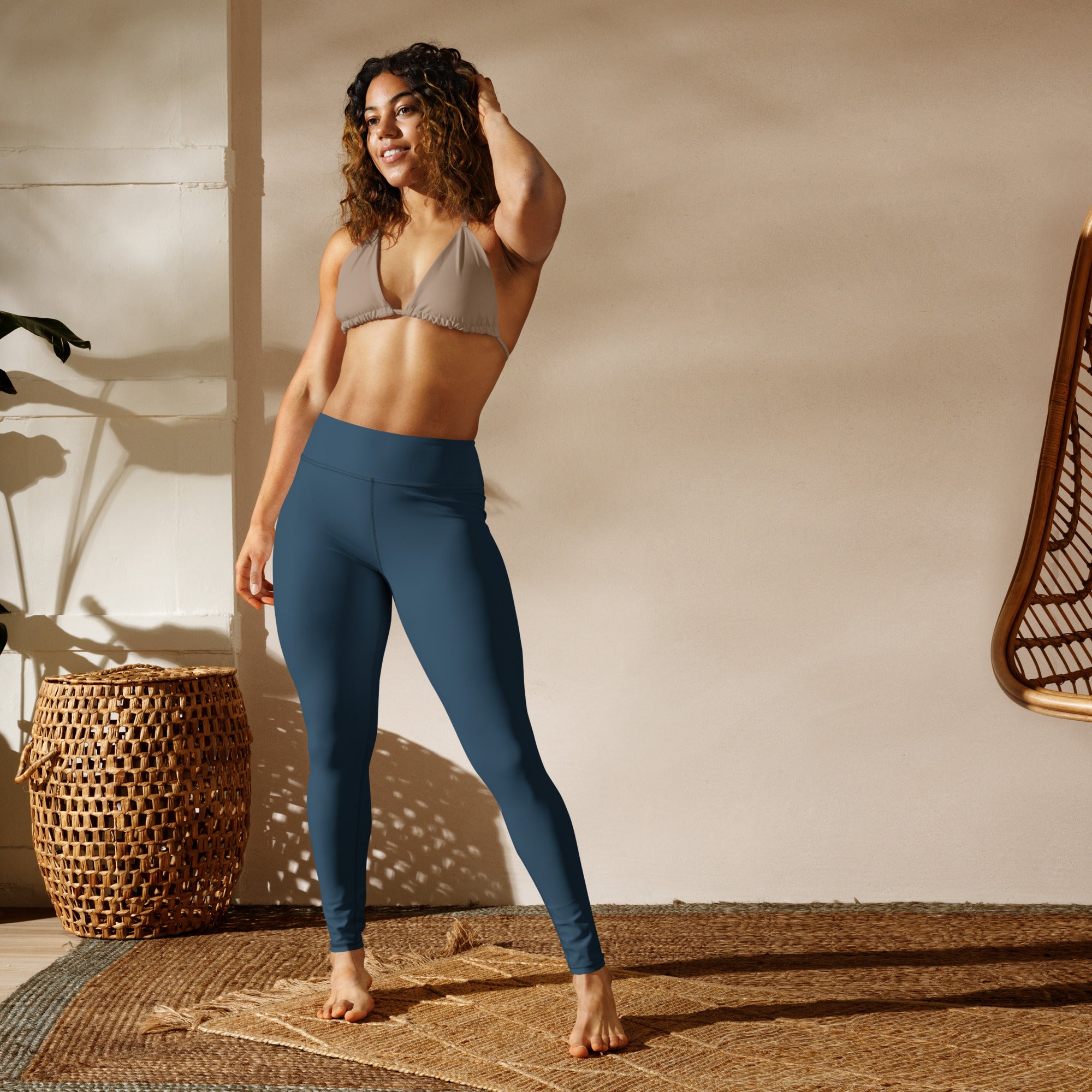 Legging bleu foncé taille haute, coutures discrètes, coupe près du corps.