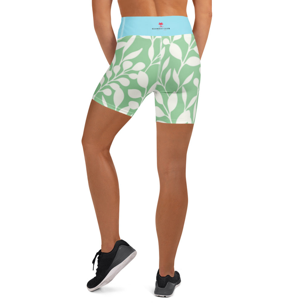 Short de fitness mi-cuisse vert et blanc à motifs feuillage, ceinture bleu clair, profil