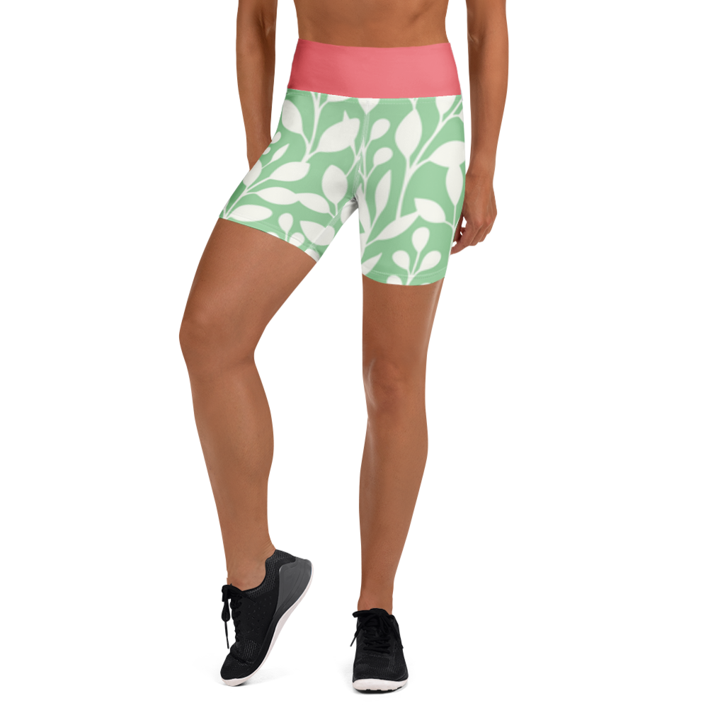 Short de sport vert à motif feuilles, taille rose, vue de côté mi-cuisse