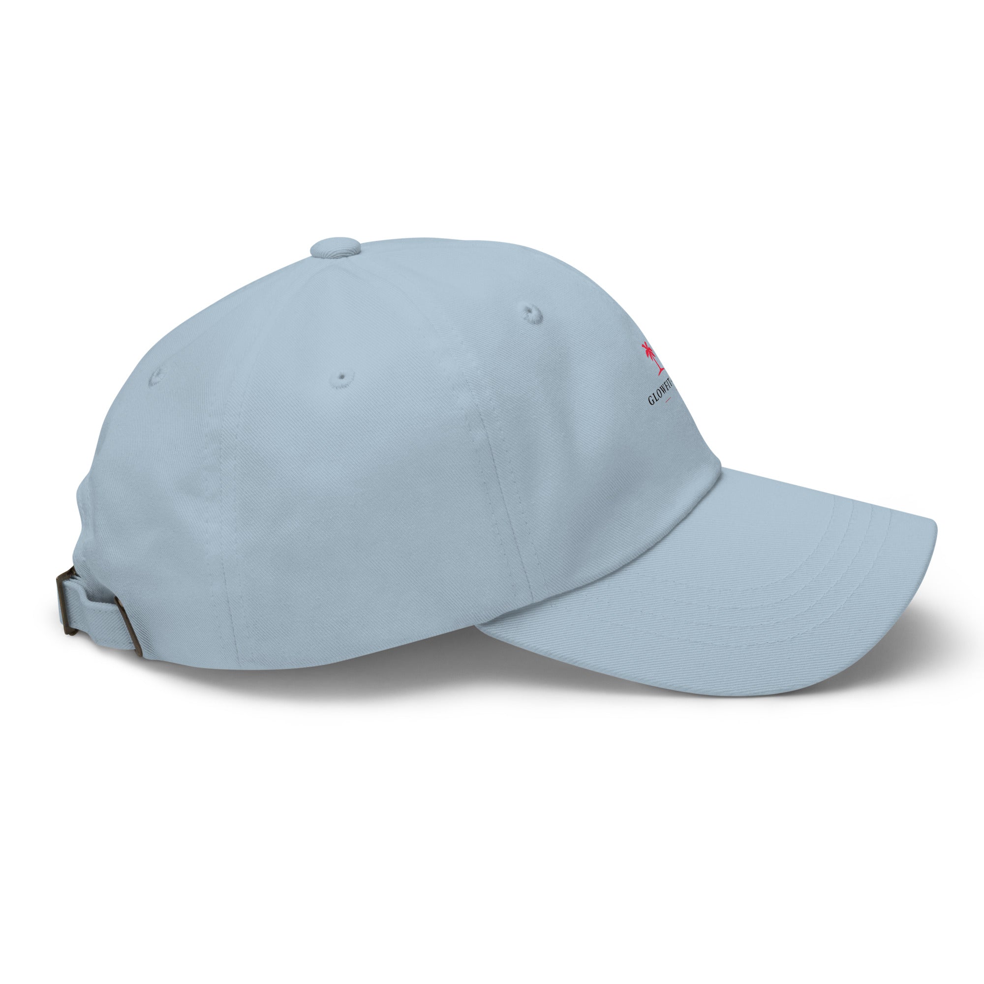 Casquette bleu clair vue de côté, couture centrale et petit logo discret