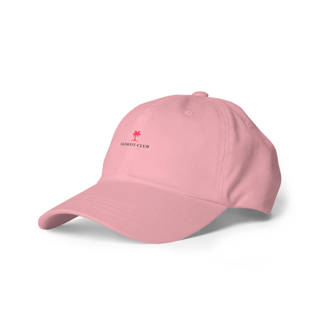 Casquette rose avec logo brodé sur le devant, visière courbée et bouton de dessus.