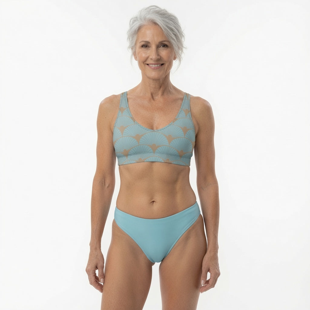 Ensemble bikini bleu clair : haut balconnet à motif art déco, bas uni