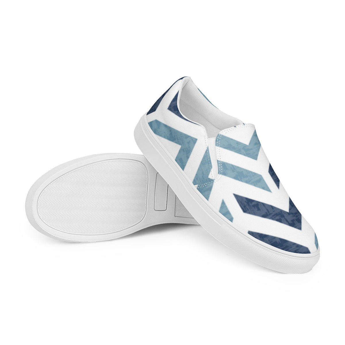 Tennis en toile sans lacets blancs, motif bleu en chevrons, semelle visible.