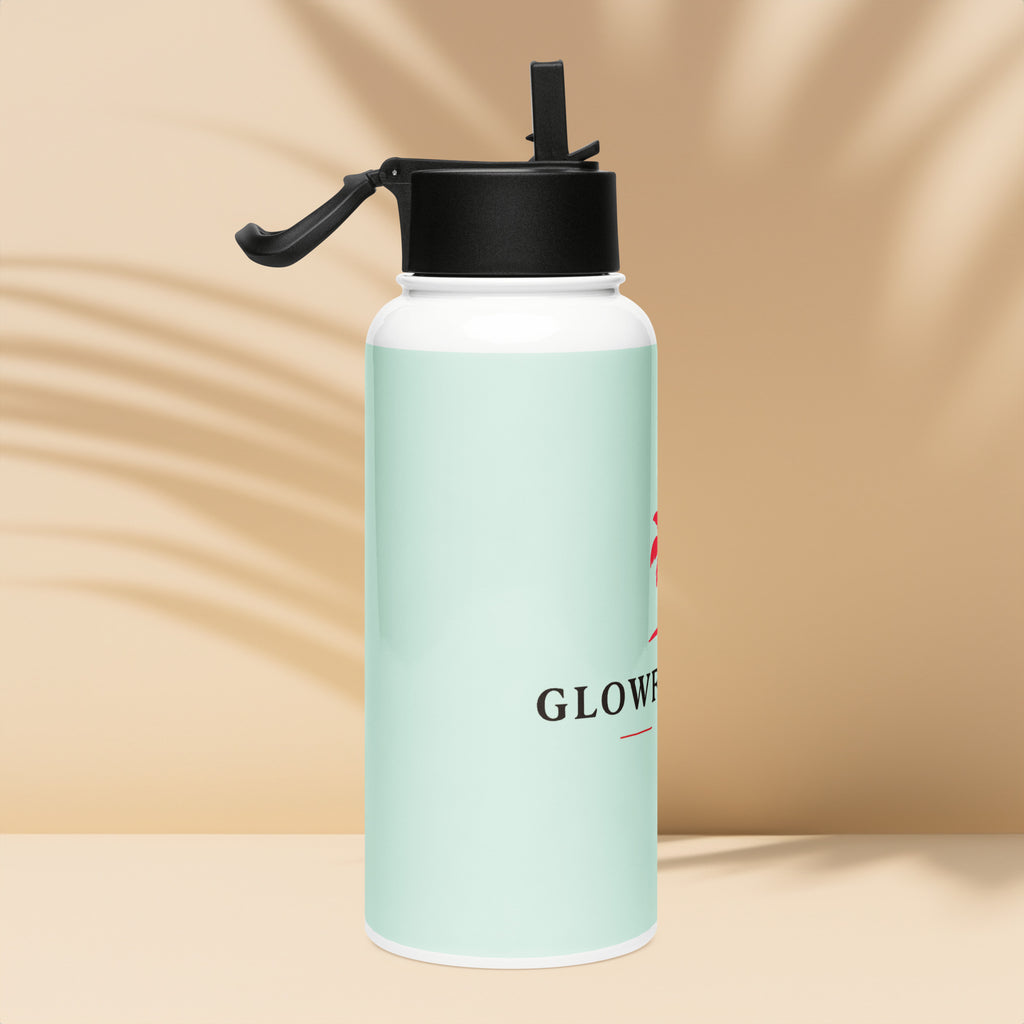 Bouteille d’eau vert menthe avec poignée noire et logo partiel sur le côté.