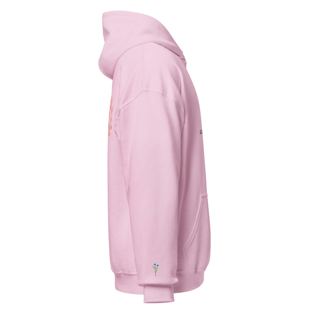 Sweat à capuche rose pâle vu de côté avec logo discret sur la manche
