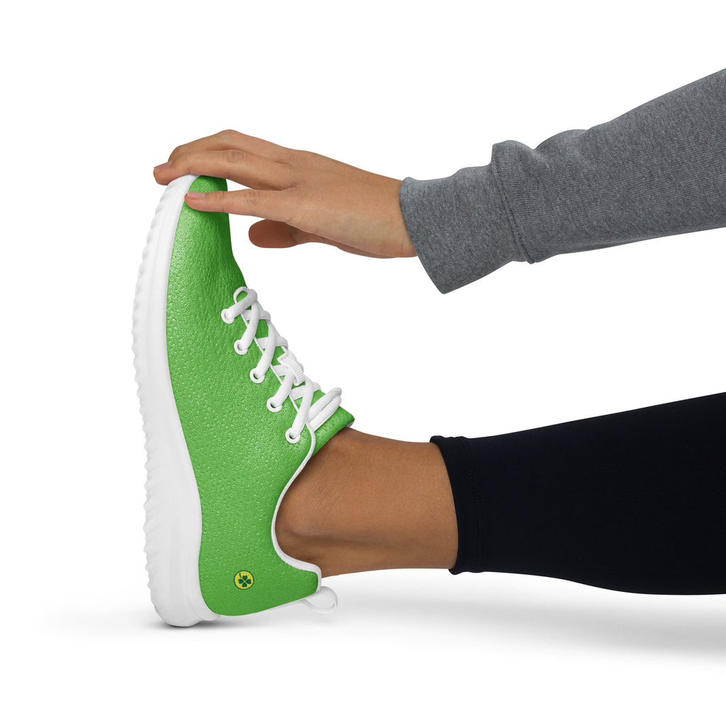 Chaussures de sport LUCKY CHARM vertes à lacets blancs, portées sur pied