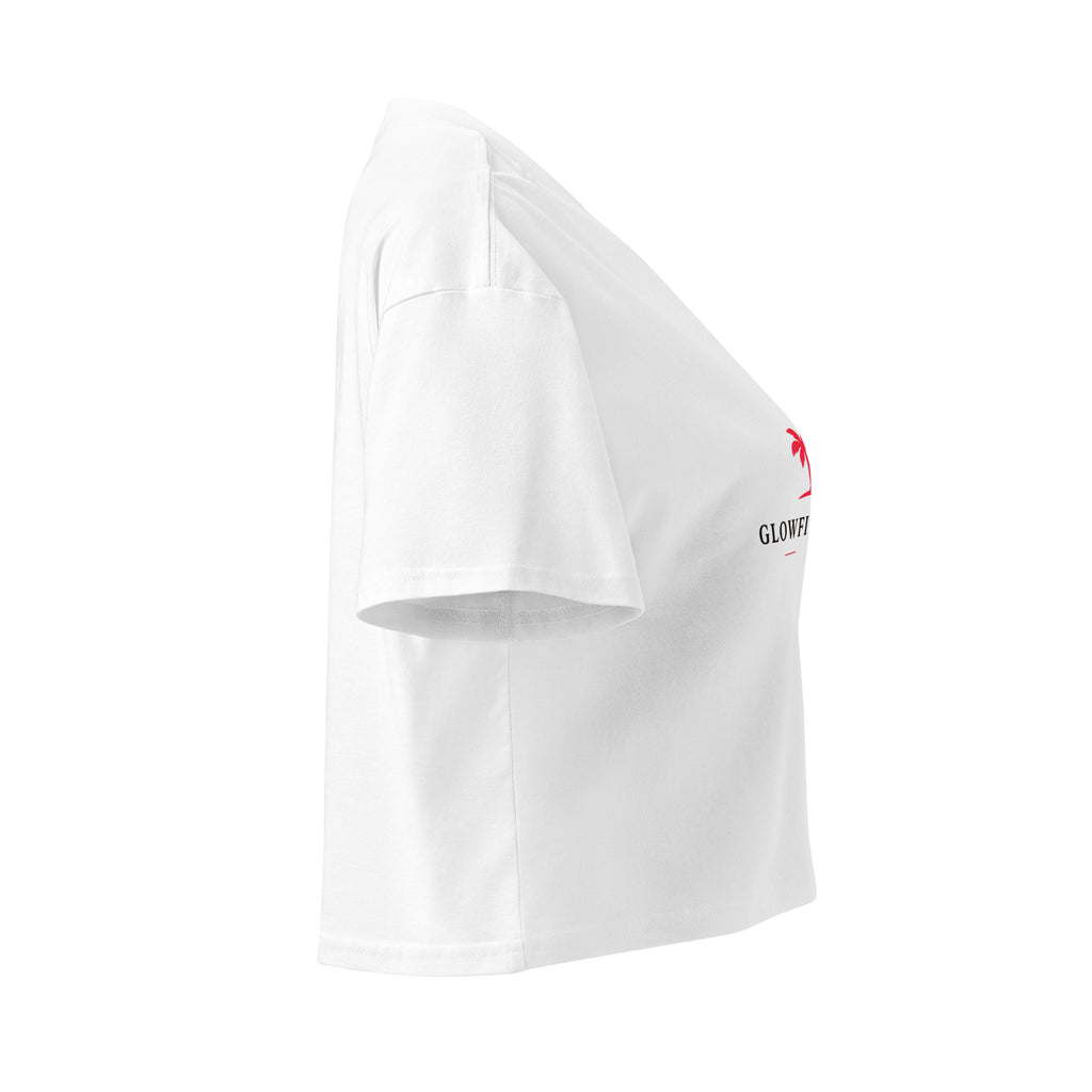 Crop top court blanc, côté avec petit logo Glowfit-club rouge sur la manche.