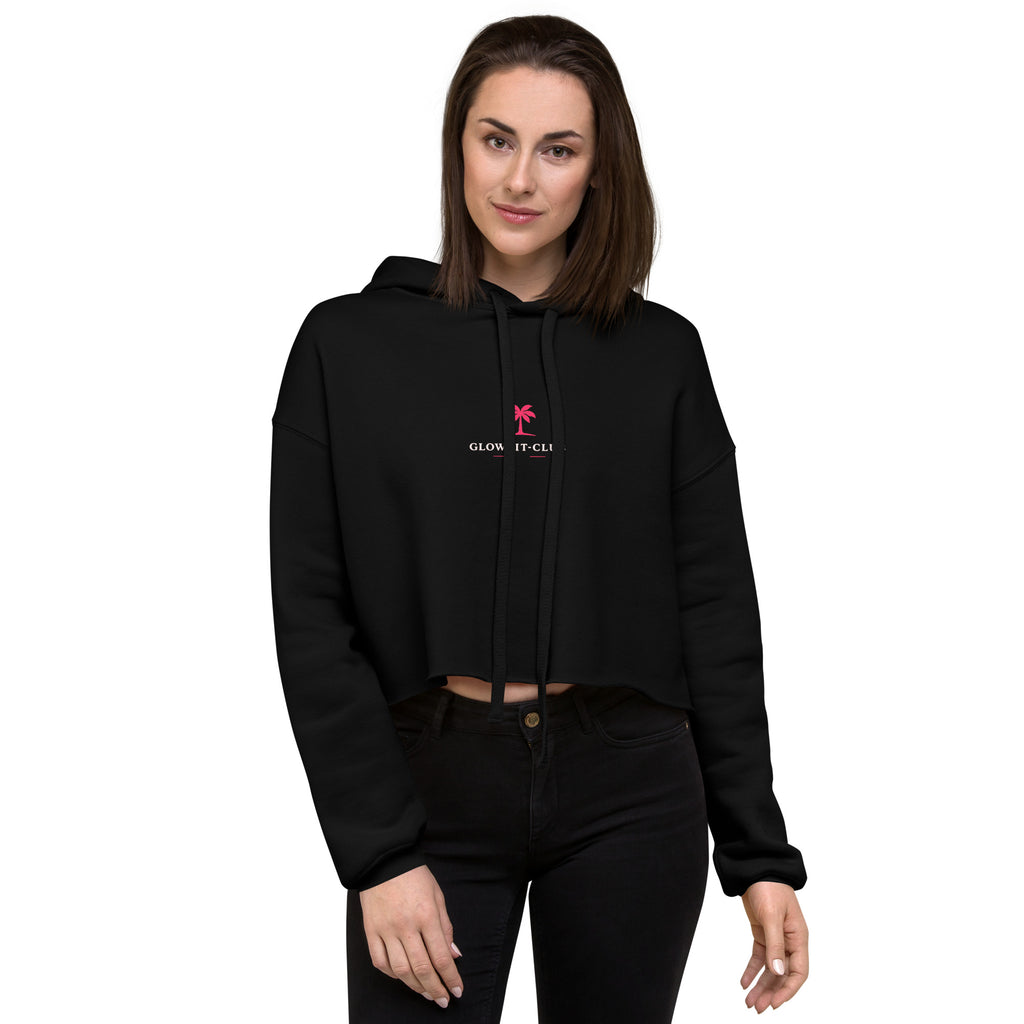Haut à capuche court noir, cordons et poche kangourou, logo rose sur le devant.