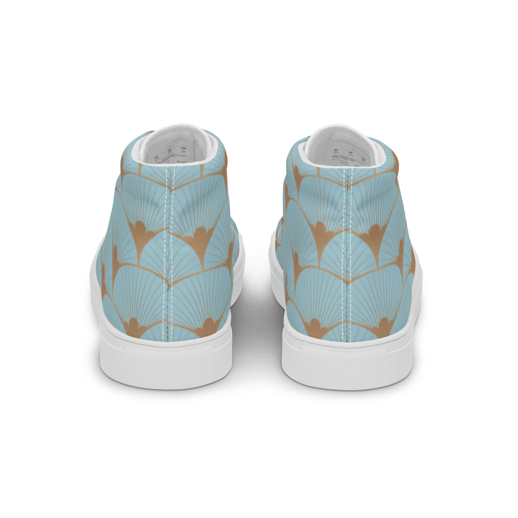 Paire de baskets hautes en toile blanches, motif art déco bleu et camel, lacets blancs