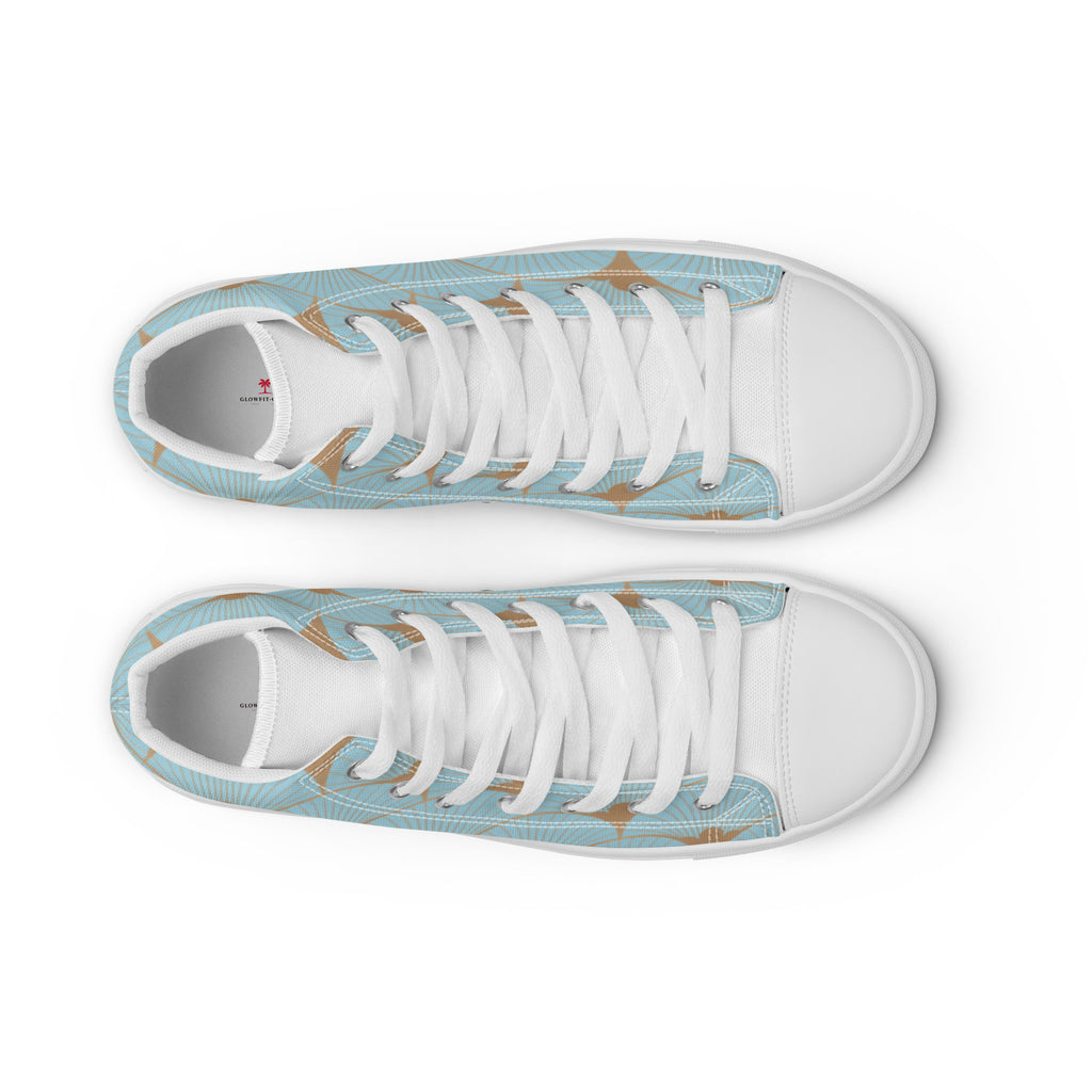 Baskets hautes en toile bleu ciel : dessous et profil, lacets blancs, semelle blanche