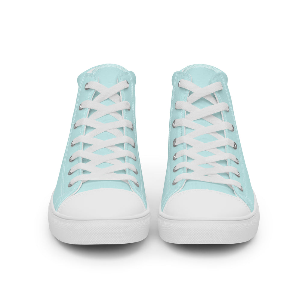 Paires de baskets hautes en toile bleu clair, lacets blancs et semelle blanche.
