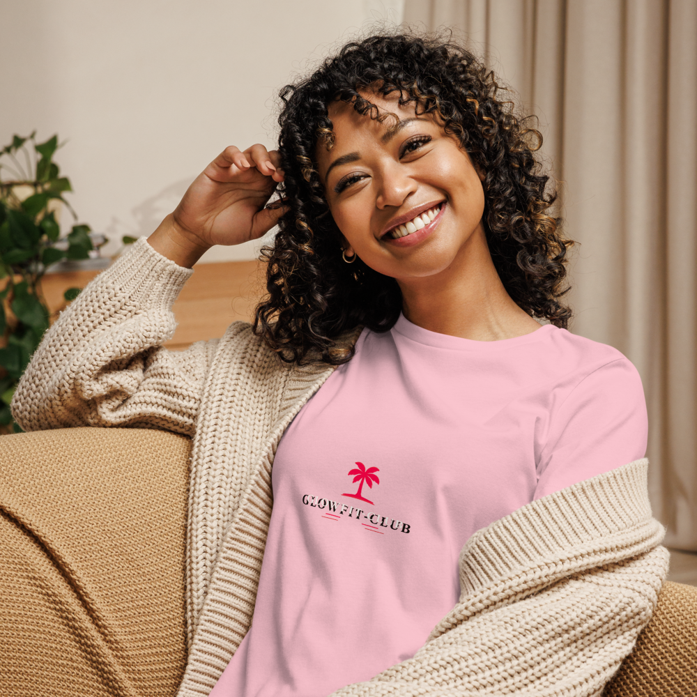 T-shirt rose avec logo GlowFit-Club sur la poitrine, porté par une femme